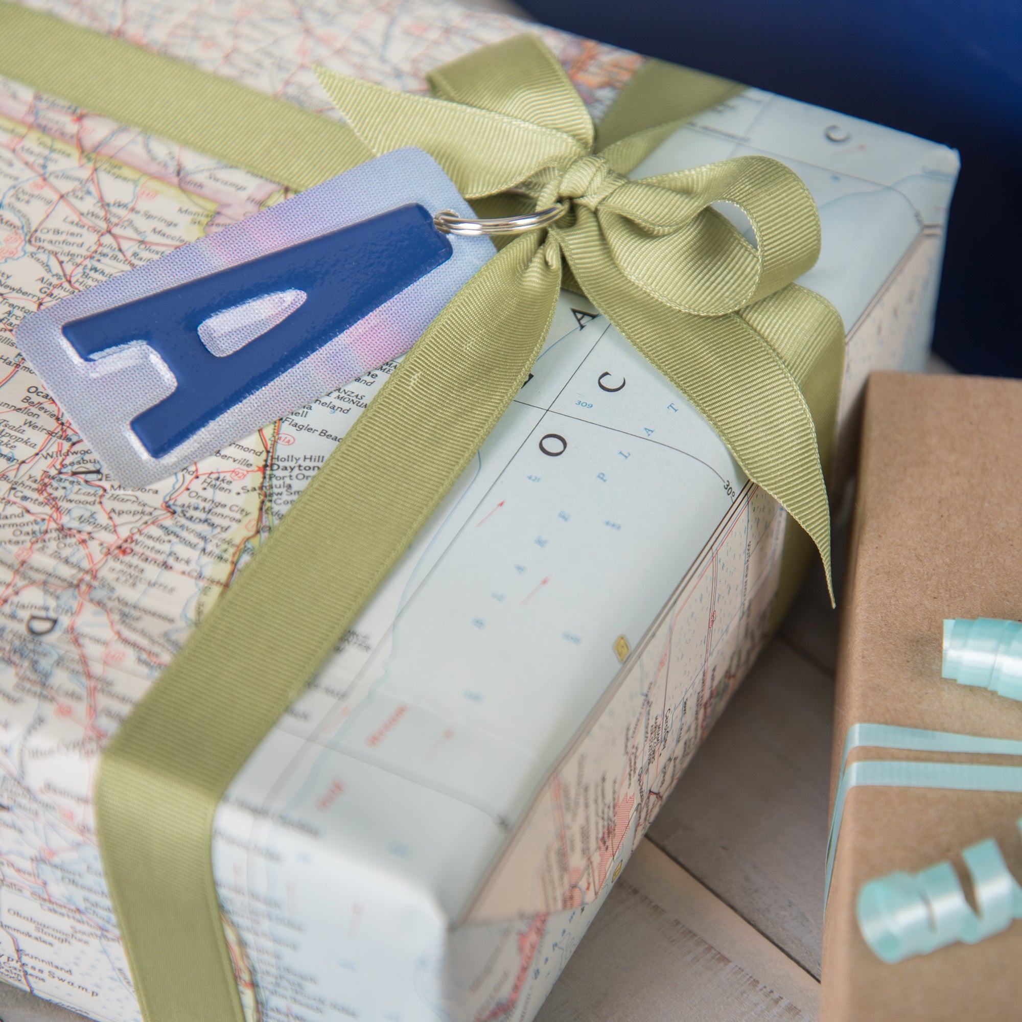 SET OF 5 KEY CHAINS - Unique Pl8z