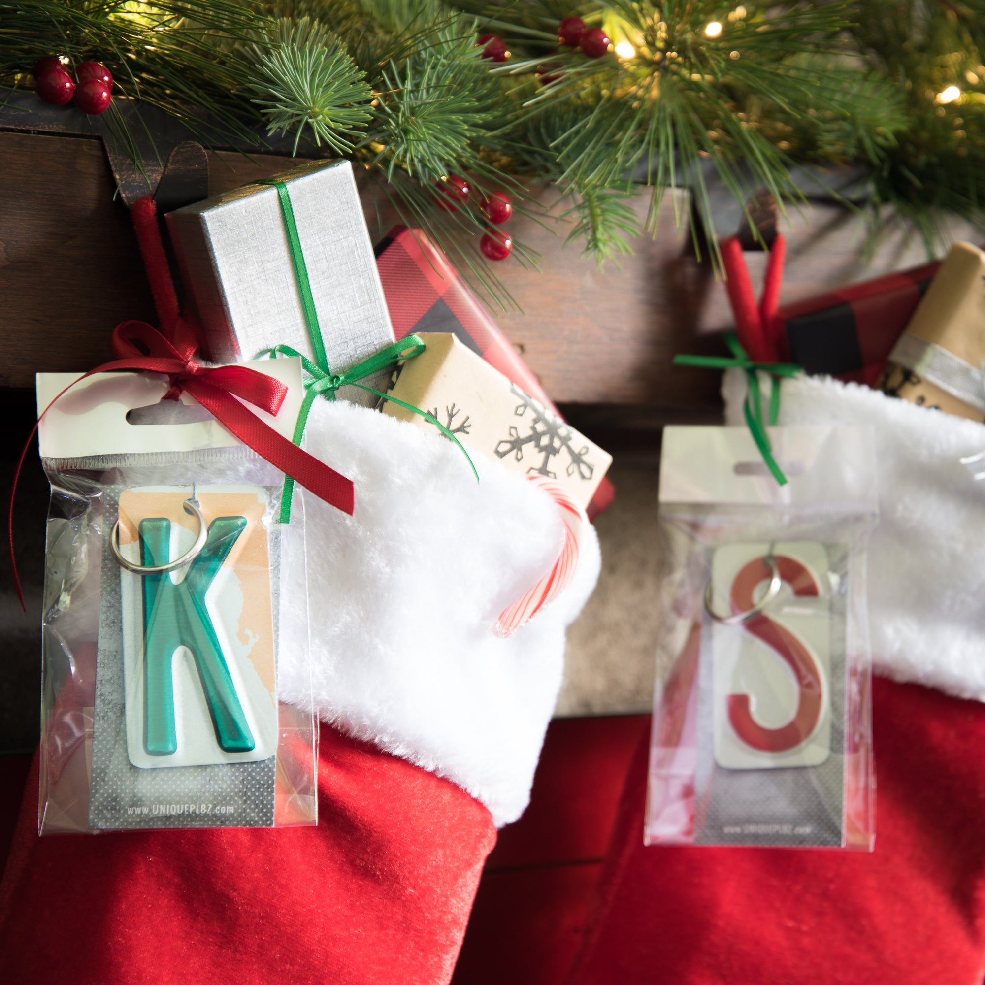 SET OF 7 KEY CHAINS - Unique Pl8z